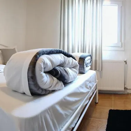 πετρινη κατοικια στην φυση Holiday home