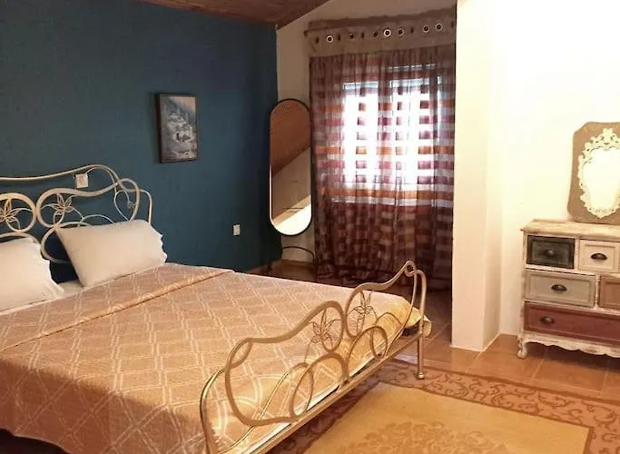 בית נופש πετρινη κατοικια στην φυση Tagarades