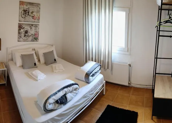 πετρινη κατοικια στην φυση Case de vacanță Tagarades