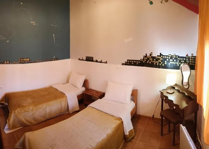 πετρινη κατοικια στην φυση Tagarades